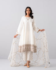 Smart Fit Embroidered Three-Piece Semi-Formal Ethnic Set with Organza Dupatta
