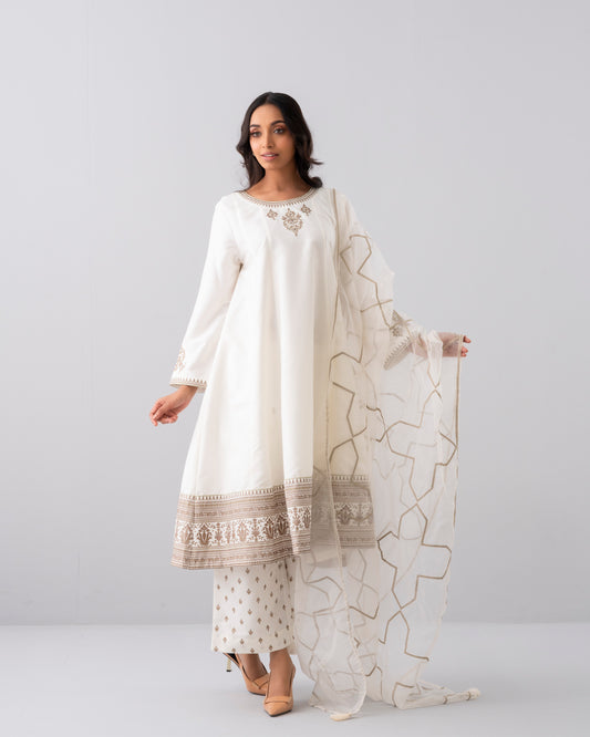 Smart Fit Embroidered Three-Piece Semi-Formal Ethnic Set with Organza Dupatta